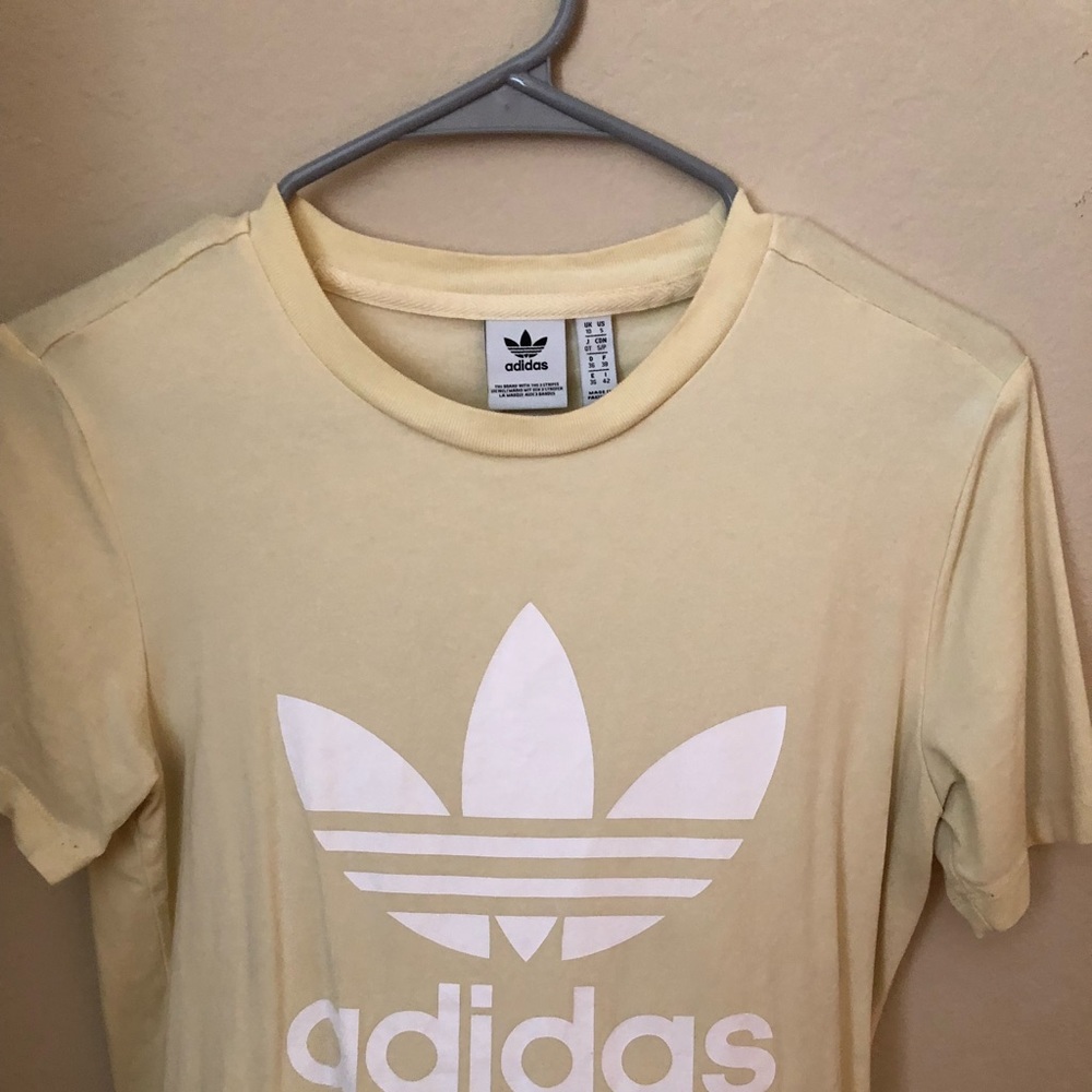 adidas short sleeve-size medium. stretchy & comfy